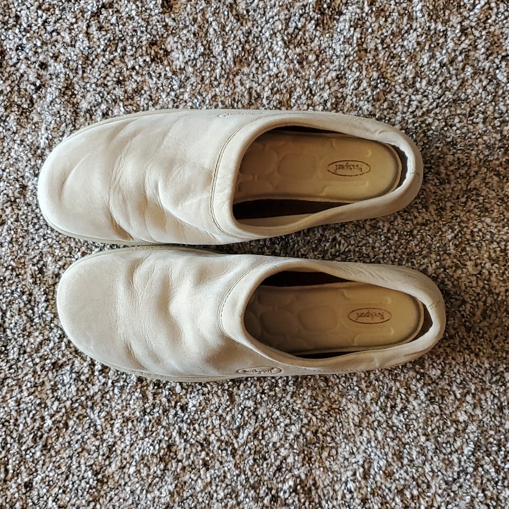 Women's Rockport leather shoes. Sz 8w in a Tan/Cream color.